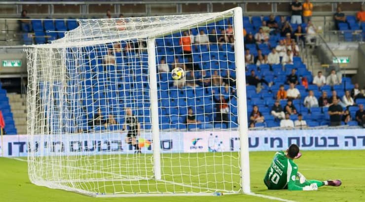 הכדור של ויקטור סטינה נעצר במשקוף