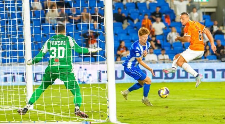 תמיר ברמן מנסה לכבוש את הכדור החוזר