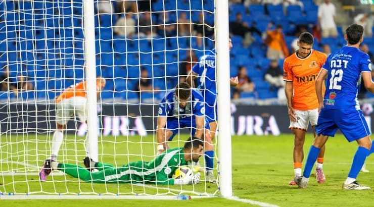 עומר נחפוואי מציל את הכדור ברגע האחרון