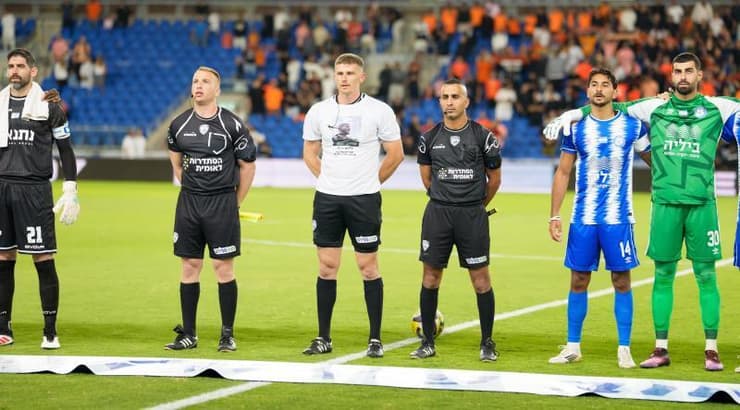 עומר בירן עם חולצה לזכר אחיו, רעי ז"ל, שנפל בעזה