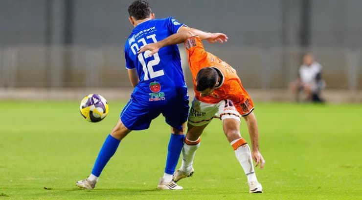 סהר דבח ושגיא דרור במאבק על הכדור