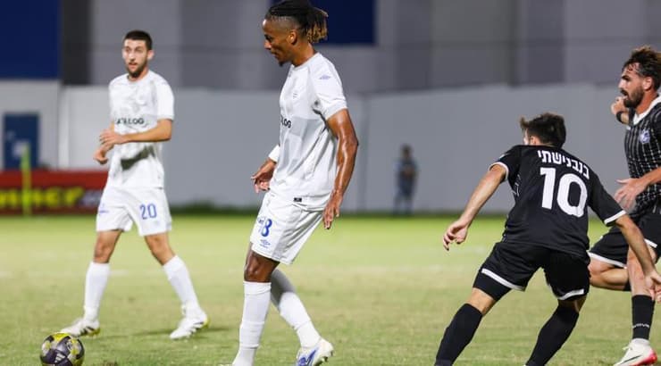 פרנק ריבולאר מקבל את הכדור (שחר גרוס) פרנק ריבולאר מקבל את הכדור