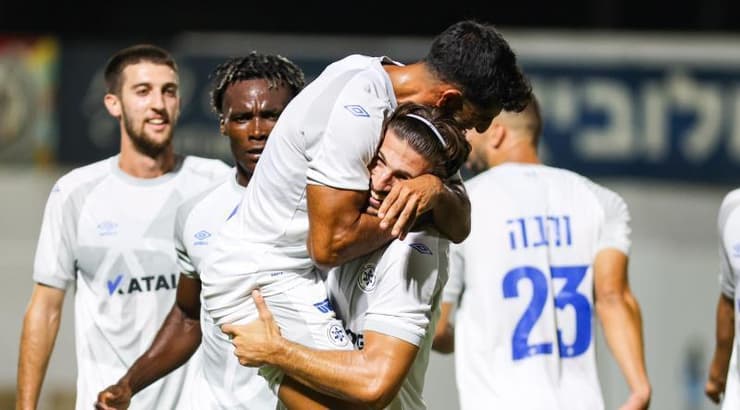 שחקני מכבי פתח תקווה חוגגים עם עומר שירזי המבשל (שחר גרוס) שחקני מכבי פתח תקווה חוגגים עם עומר שירזי המבשל