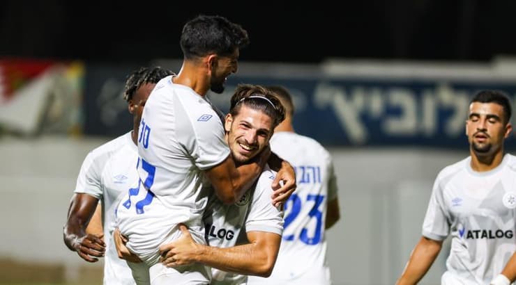 שחקני מכבי פתח תקווה שמחים עם עומר שירזי שבישל (שחר גרוס) שחקני מכבי פתח תקווה שמחים עם עומר שירזי שבישל