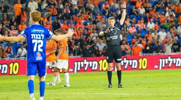 עומר בירן מסמן על נבדל