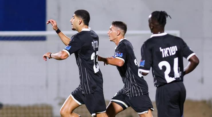 שחקני מודיעין חוגגים עם מכלוף (שחר גרוס) שחקני מודיעין חוגגים עם מכלוף