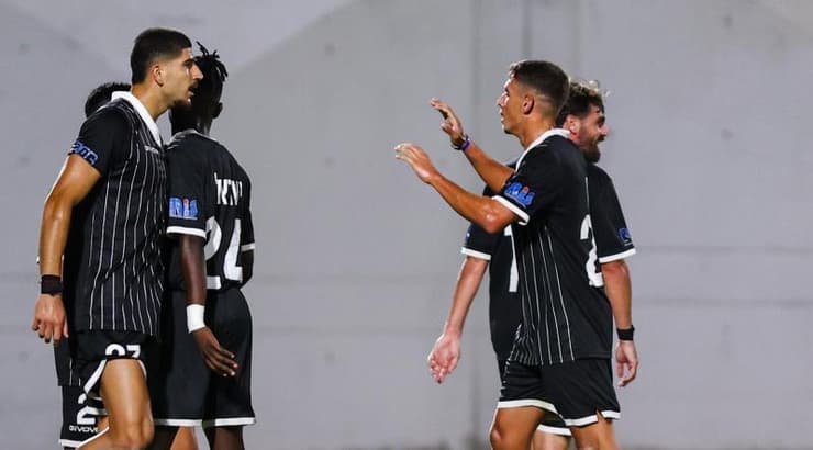 שחקני מודיעין חוגגים עם מכלוף (שחר גרוס) שחקני מודיעין חוגגים עם מכלוף