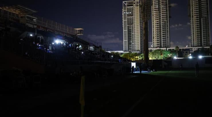 הפסקת חשמל באצטדיון בבת ים בזמן המחצית (שחר גרוס) הפסקת חשמל באצטדיון בבת ים בזמן המחצית