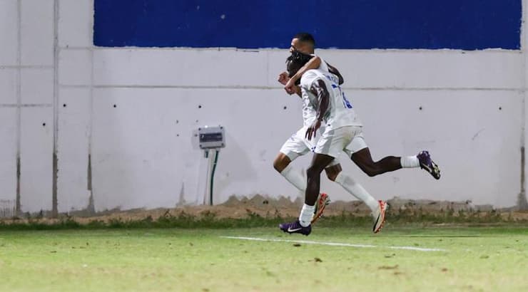 שחקני מכבי פתח תקווה רצים לחגוג (שחר גרוס) שחקני מכבי פתח תקווה רצים לחגוג