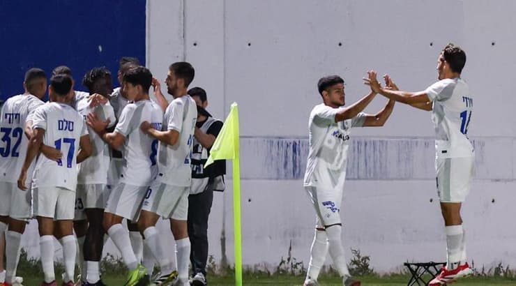 שחקני מכבי פתח תקווה חוגגים (שחר גרוס) שחקני מכבי פתח תקווה חוגגים