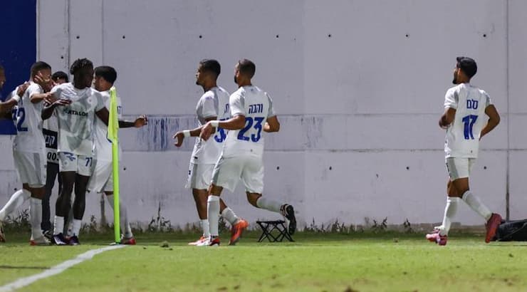 שחקני מכבי פתח תקווה מאושרים (שחר גרוס) שחקני מכבי פתח תקווה מאושרים