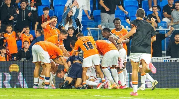 שחקני בני יהודה חוגגים את הזכייה בגביע הטוטו עם אוהד לויטה