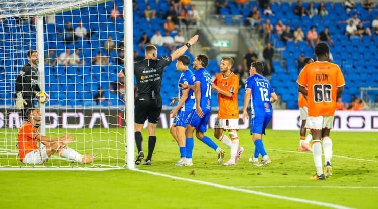 עומר בירן מצביע על עבירה ופסילת השער של קריית ים