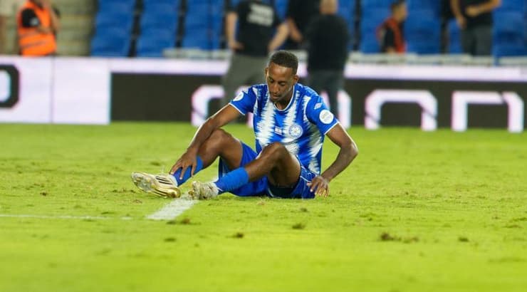 שליו דניאל על הדשא אחרי החמצת הפנדל