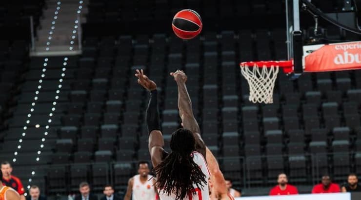 נראה חד. ג'ונתן מוטלי