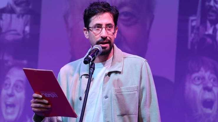 "אין אפשרות לספר את הסיפור המופלא של הקאמרי בלי אלברט". גלעד קמחי (צילום: מוטי קמחי) גלעד קמחי מתוך טקס האשכבה של אלברט כהן