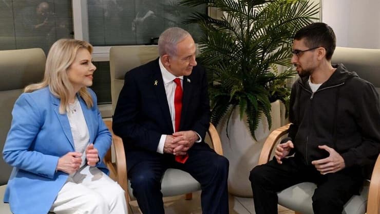 נתניהו ורעייתו שוחחו עם אביתר דוד (צילום: אבי אוחיון/ לע״מ) נתניהו ורעייתו מבקרים את השבים בבילינסון