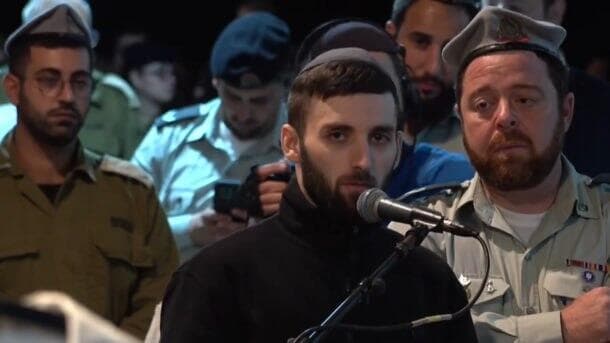 מתן אנגרסט בהלוויית מפקדו (צילום: אלכס קולומויסקי) מתן אנגרסט בהלווייתו של דניאל פרץ ז"ל