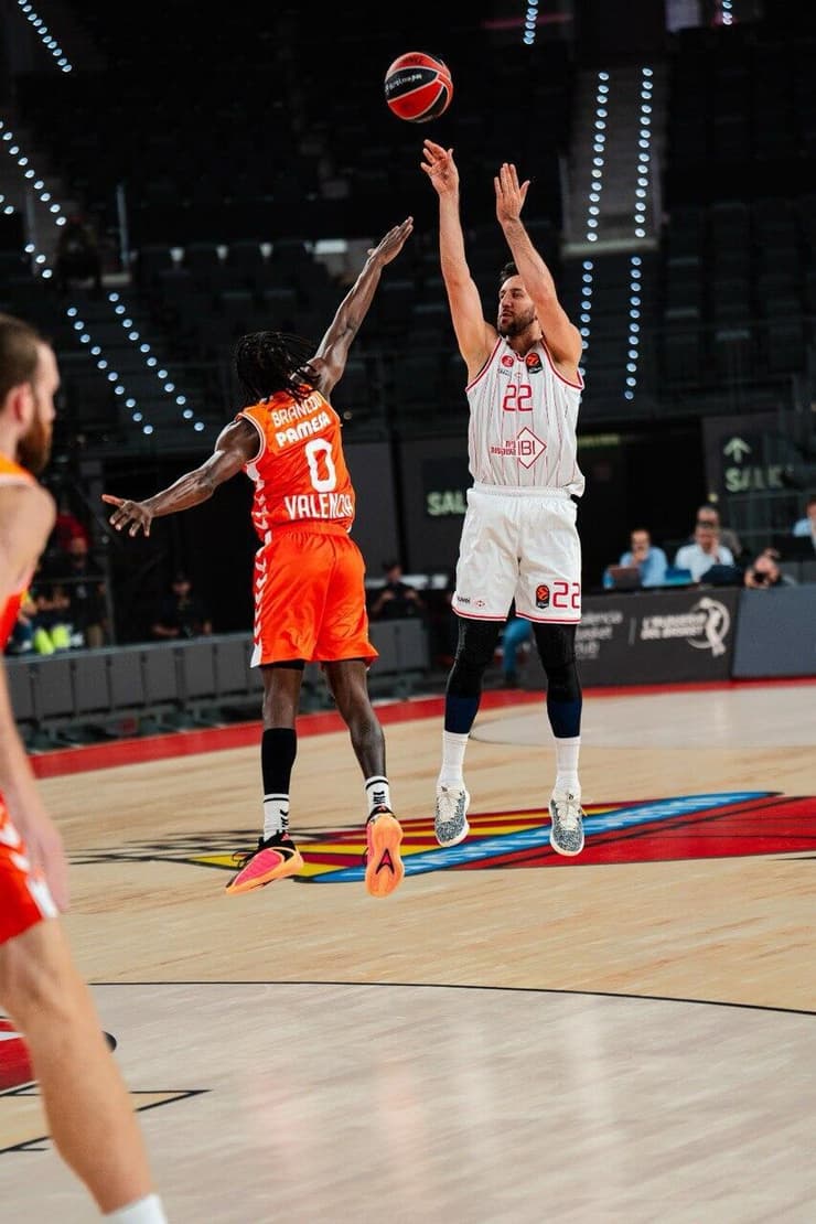 שחקן הפועל ת"א ואסיליה מיציץ'