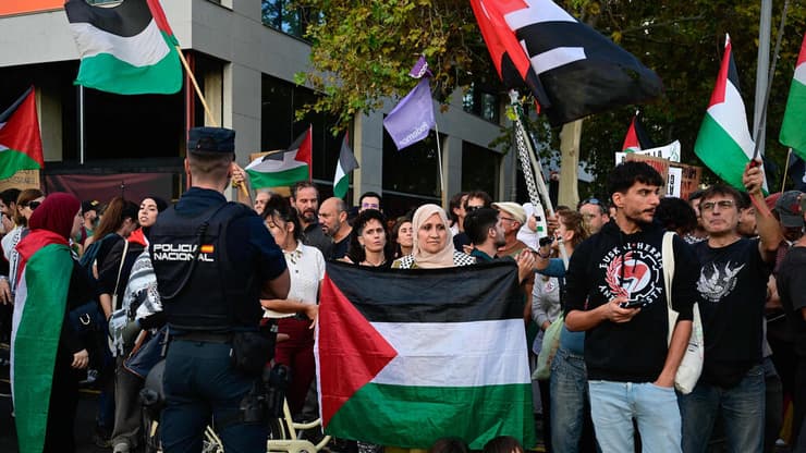מחאות נרחבות נגד ישראל (צילום: Jose JORDAN / AFP) מפגינים פרו-פלסטינים מחוץ לאולם בו נערך המשחק בין ולנסיה להפועל ת"א