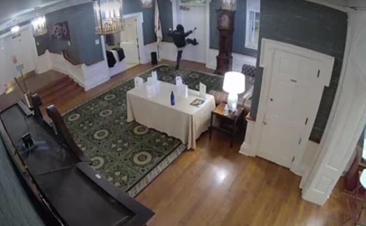 תיעוד הצתה אחוזת מושל פנסילבניה ג'וש שפירו