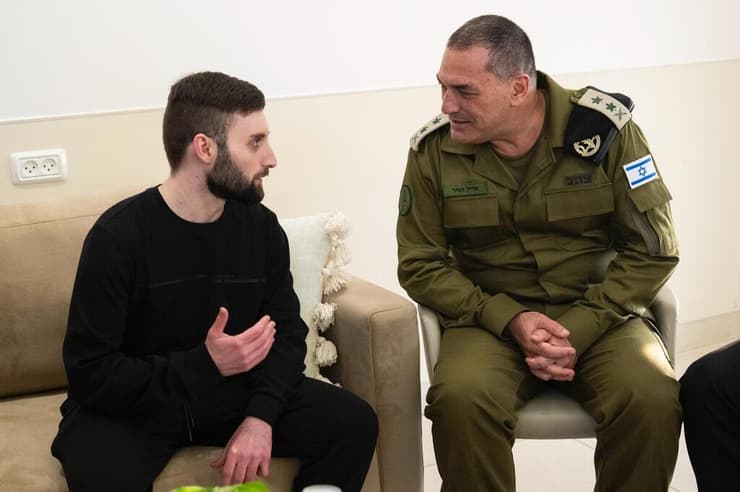 שורד השבי מתן אנגרסט בפגישתו עם הרמטכ״ל