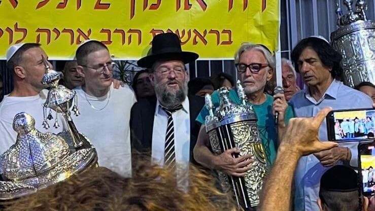 ברי סחרוף בהקפות שניות לצד אלי, אביו של עידן שתיוי ז"ל (מימין) ברי סחרוף בהקפות שניות לצד אביו של עידן שתיוי ואבשלום קור