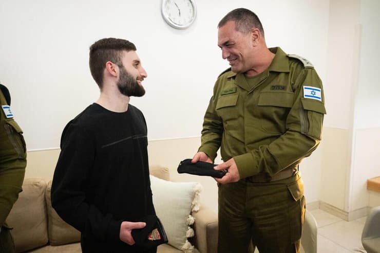 שורד השבי מתן אנגרסט בפגישתו עם הרמטכ״ל