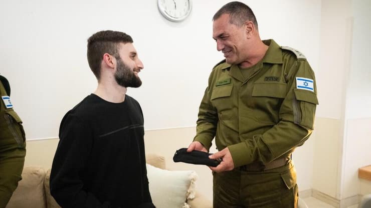 שורד השבי מתן אנגרסט בפגישתו עם הרמטכ״ל