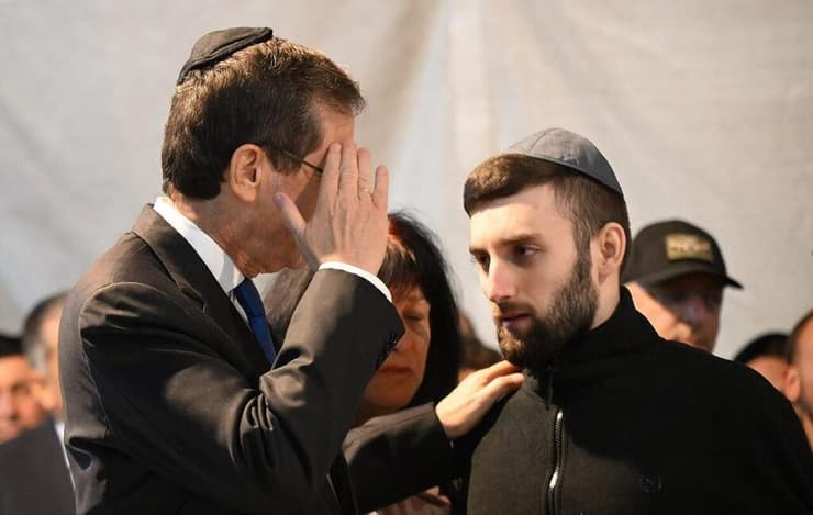 נשיא המדינה מצדיע למתן אנגרסט בהלווייתו של סרן דניאל ז"ל (צילום: חיים צח/לע״מ) נשיא המדינה ומתן אנגרסט