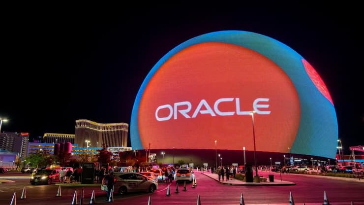 הלוגו של אורקל מוקרן על גבי ה"ספייר" בווגאס (איילה אור-אל) הכנס של חברת אורקל בלאס-וגאס