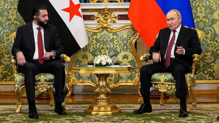 נשיא סוריה אחמד א-שרע מתארח בקרמלין אצל ולדימיר פוטין מוסקבה רוסיה