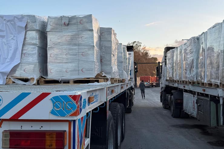 סיוע הומניטרי במעבר (צילום: AFP) מעבר רפיח מצרים