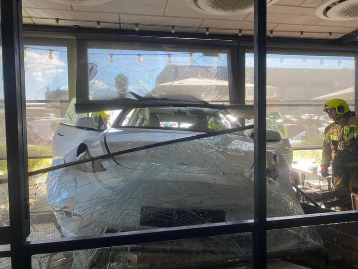 נהגת פגעה בבית קפה נונו מימי בכפר סבא