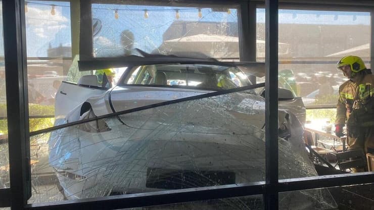 צילום: תיעוד מבצעי מד"א נהגת פגעה בבית קפה נונו מימי בכפר סבא