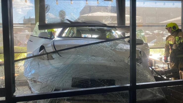 נהגת פגעה בבית קפה נונו מימי בכפר סבא