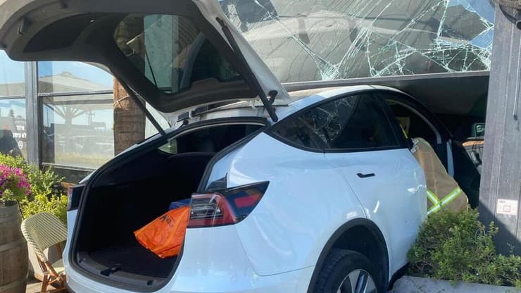 פגיעת הטסלה בבית הקפה (צילום: תיעוד מבצעי מד"א) נהגת פגעה בבית קפה נונו מימי בכפר סבא