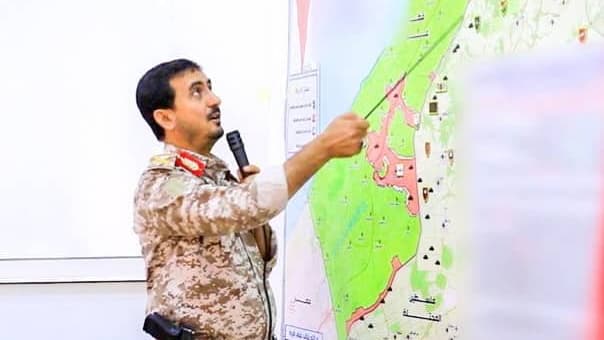 הרמטכ"ל החות'י החדש יוסף חסן אל-מדאני לצד מפת מדינת ישראל