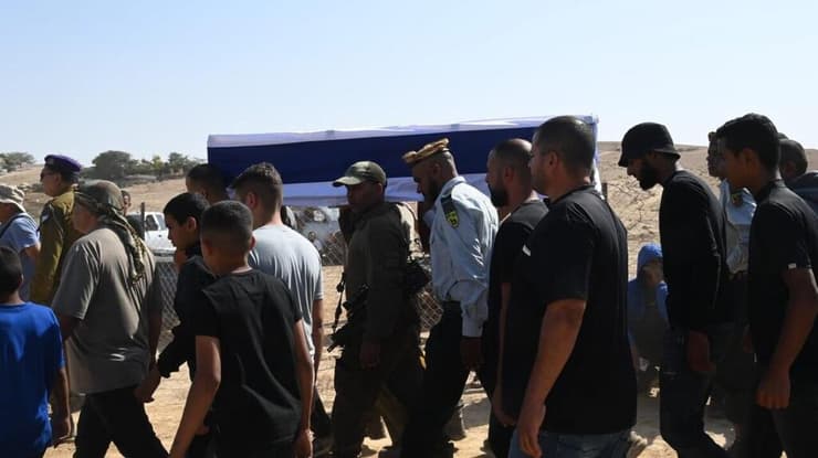 מוחמד מובא למנוחות (צילום: הרצל יוסף) הלווייתו של רס"ם מוחמד אלאטרש