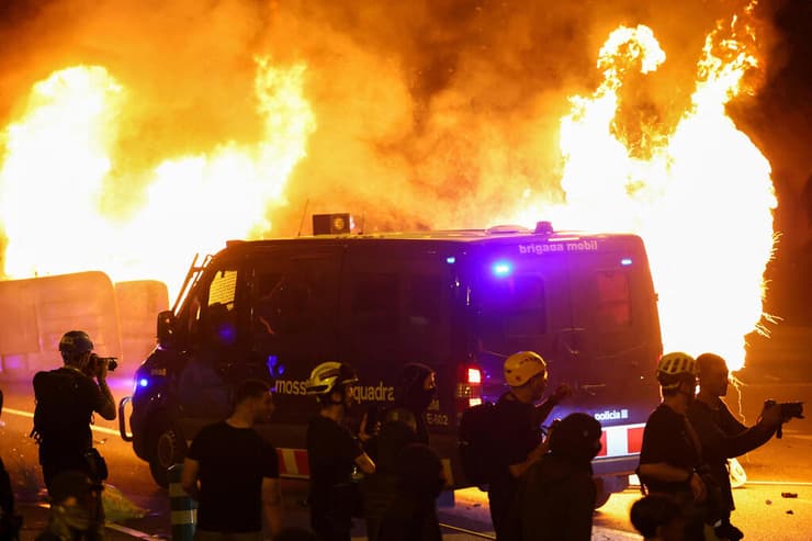 התפרעויות בהפגנה נגד ישראל פרו-פלסטינית בברצלונה ספרד