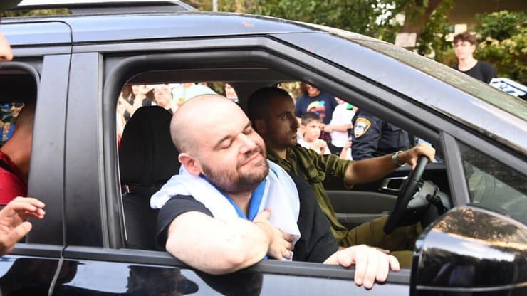 החטוף איתן הורן שב לביתו ב כספר סבא