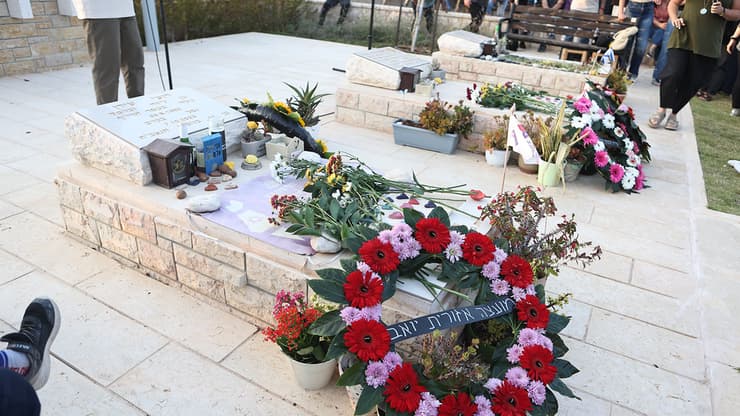 אזכרתו של רועי עידן צלם ynet בבית העלמין כפר הריף