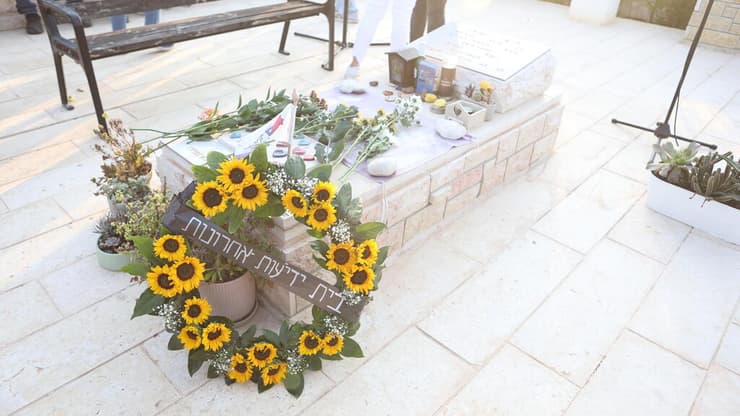 אזכרתו של רועי עידן צלם ynet בבית העלמין כפר הריף