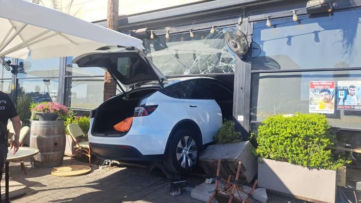 נהגת פגעה בבית קפה נונו מימי בכפר סבא