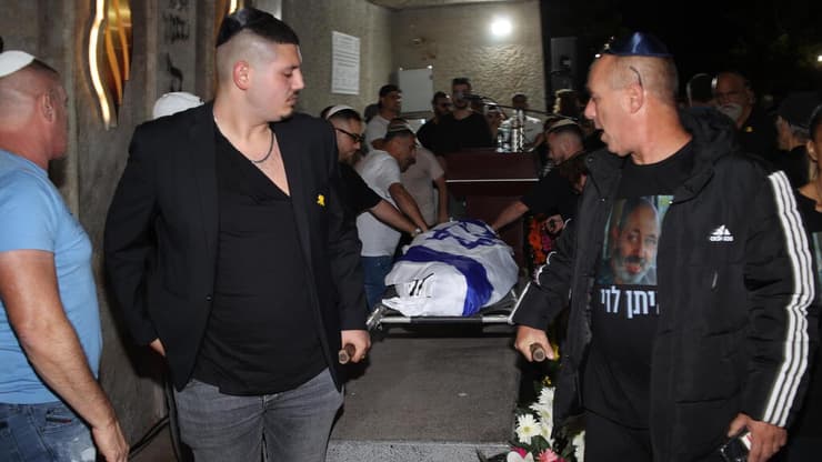 הלווייתו של החלל החטוף איתן לוי בבית העלמין בחולון
