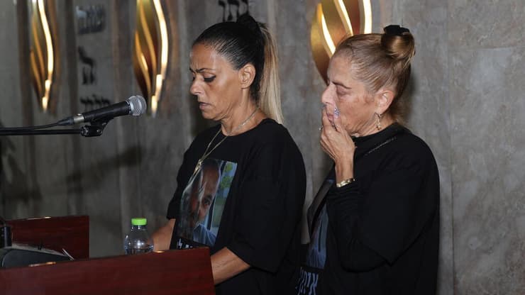 סיגי פשרל, אחותו של החלל החטוף איתן לוי בהלווייתו בבית העלמין בחולון