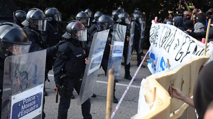 השוטרים מנסים לעצור את המפגינים הפרו-פלסטינים (צילום: Josep LAGO / AFP) השוטרים מנסים לעצור את המפגינים הפרו-פלסטינים