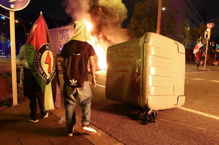 התפרעויות בהפגנה נגד ישראל פרו-פלסטינית בברצלונה ספרד