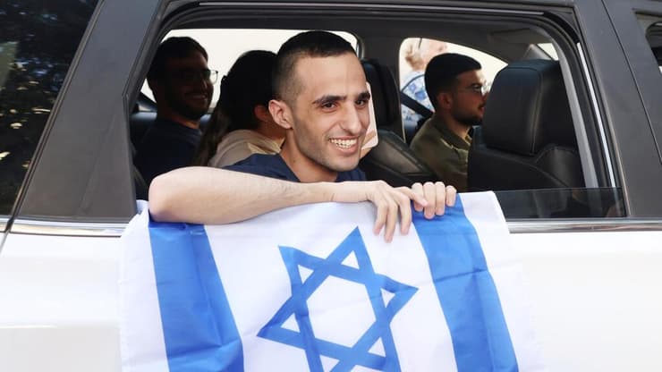 קבלת פנים לשורד השבי נמרוד כהן ששב לביתו ברחובות