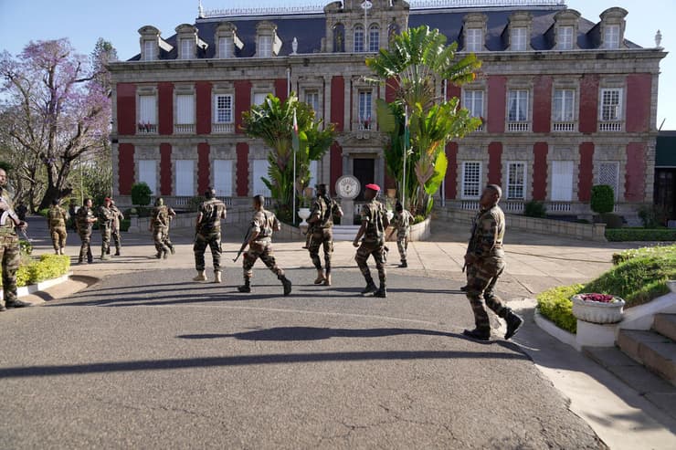 צילום: AP Photo/ Brian Inganga חיילים שלקחו חלק ב הפיכה צבאית ב מדגסקר בבירה אנטננריבו בדרך לארמון הנשיאות 14 באוקטובר